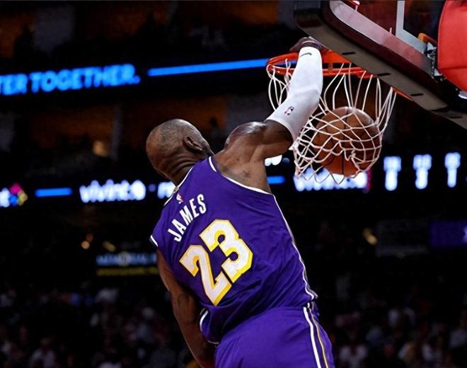 41岁詹姆斯14投13中轰30分，手肘受伤仍率队取胜