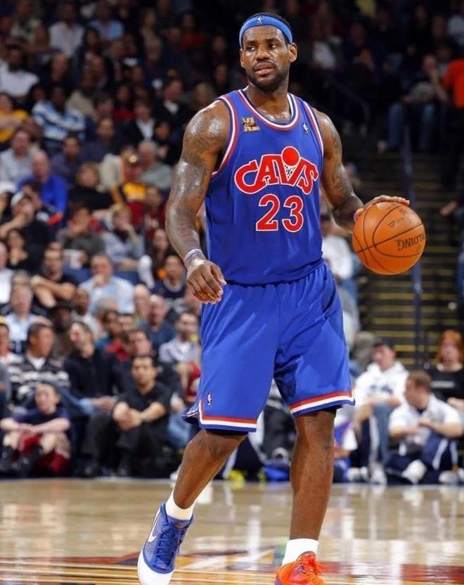 41岁詹姆斯14投13中轰30分，手肘受伤仍率队取胜