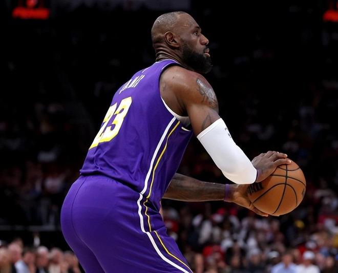 41岁詹姆斯14投13中轰30分，手肘受伤仍率队取胜