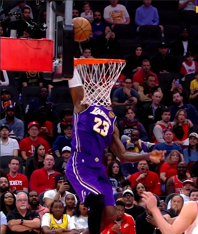 41岁詹姆斯14投13中轰30分，手肘受伤仍率队取胜