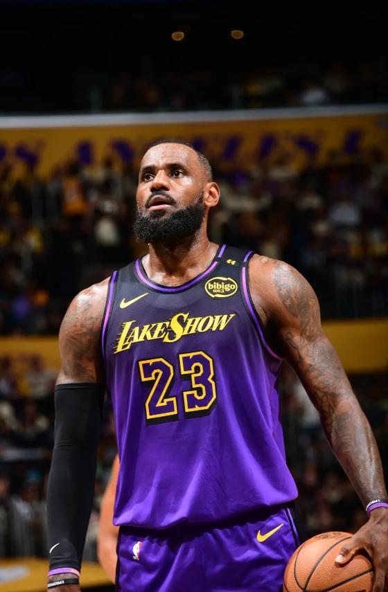 41岁詹姆斯14投13中轰30分，手肘受伤仍率队取胜