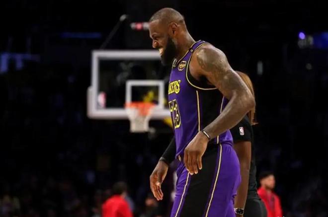 41岁詹姆斯14投13中轰30分，手肘受伤仍率队取胜