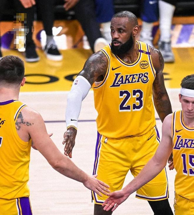 41岁詹姆斯14投13中轰30分，手肘受伤仍率队取胜