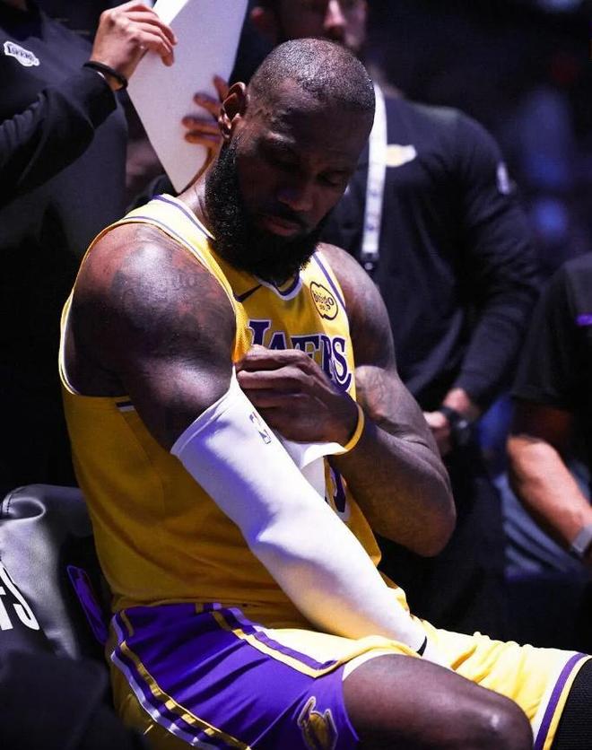 41岁詹姆斯14投13中轰30分，手肘受伤仍率队取胜