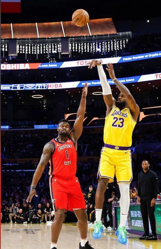 41岁詹姆斯14投13中轰30分，手肘受伤仍率队取胜