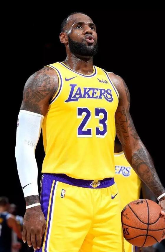 41岁詹姆斯14投13中轰30分，手肘受伤仍率队取胜