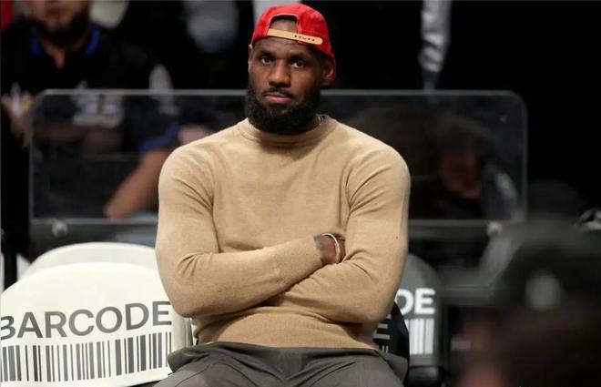 41岁詹姆斯14投13中轰30分，手肘受伤仍率队取胜