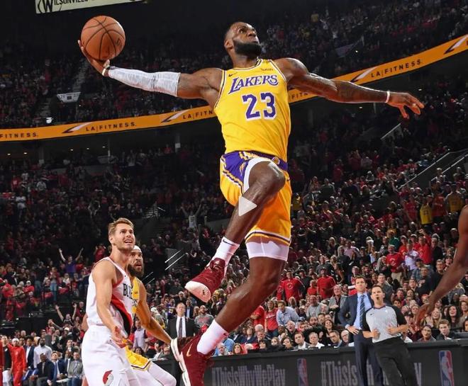 41岁詹姆斯14投13中轰30分，手肘受伤仍率队取胜