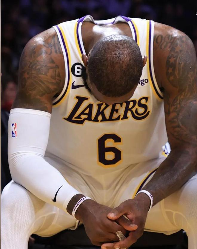 41岁詹姆斯14投13中轰30分，手肘受伤仍率队取胜