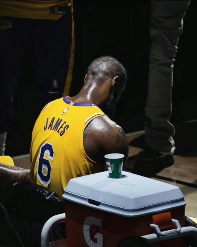 41岁詹姆斯14投13中轰30分，手肘受伤仍率队取胜