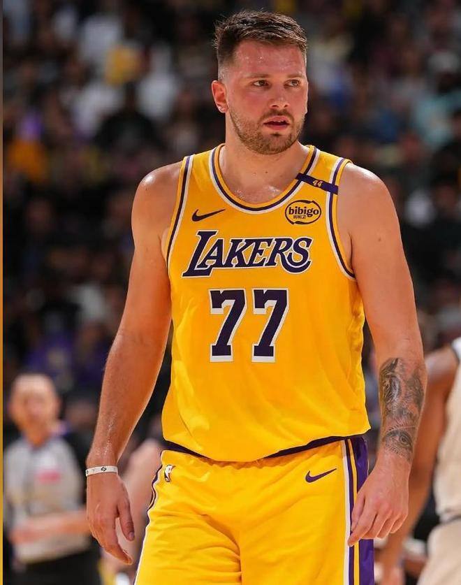 41岁詹姆斯14投13中轰30分，手肘受伤仍率队取胜