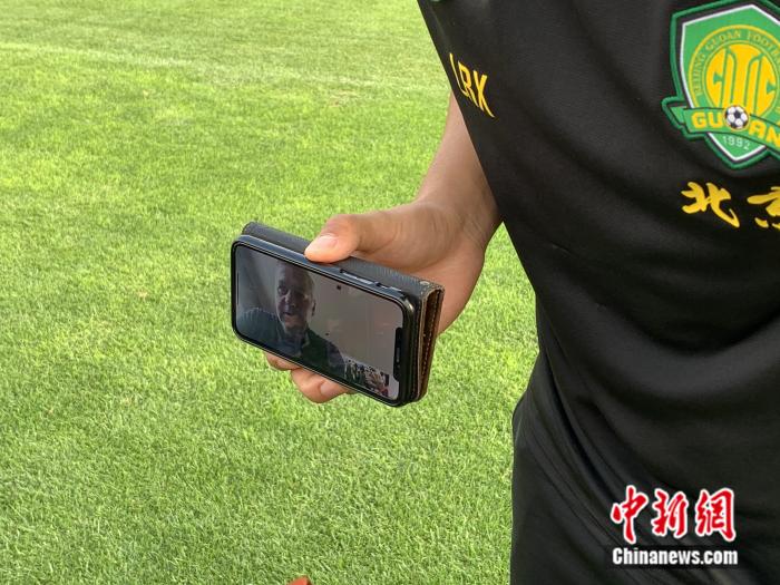 梅西C罗欧冠重逢世界足球日 疫情下的足球记忆与