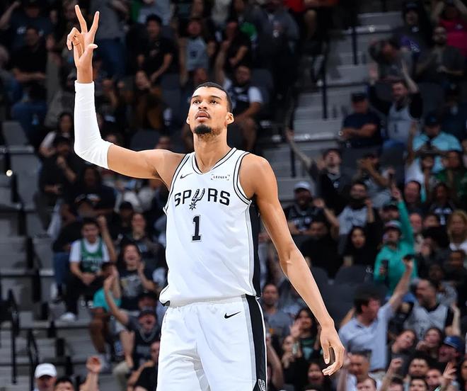 文班亚马41分+16篮板助马刺9连胜送公牛4连败