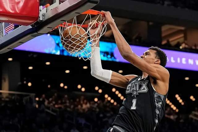 文班亚马季后赛首秀震撼全场 马刺战绩飞跃四年