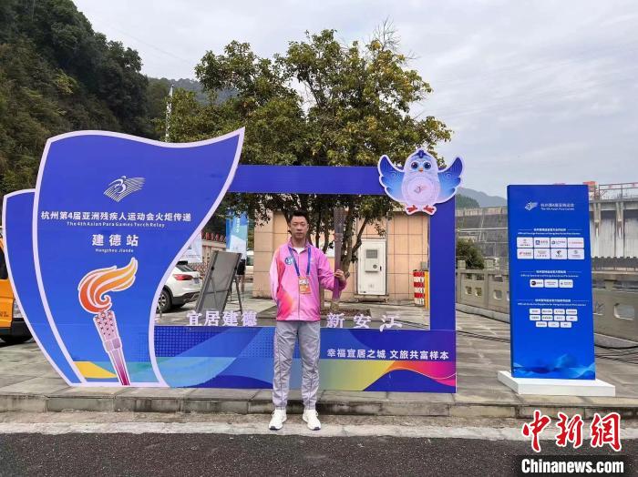 重庆残奥冠军廖克力担任亚残运会火炬手传递最