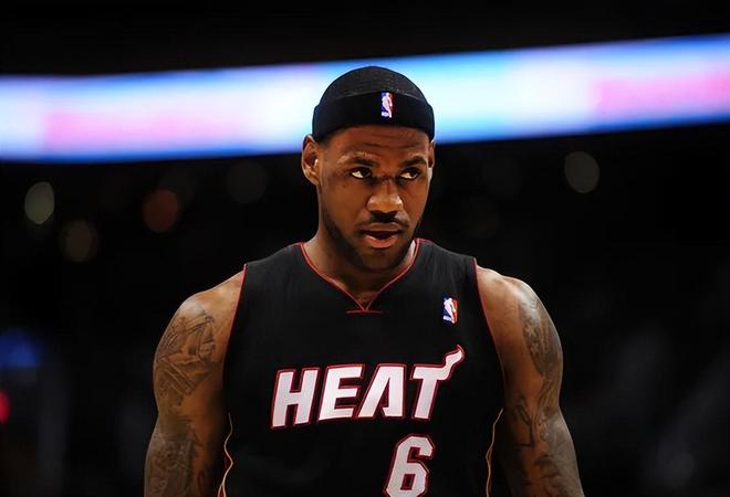 降薪签约成球队夺冠关键：十大球星以牺牲换团