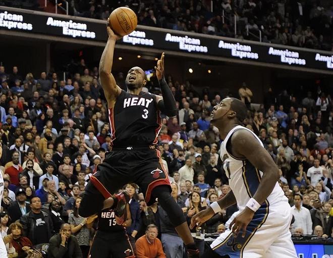 降薪签约成球队夺冠关键：十大球星以牺牲换团