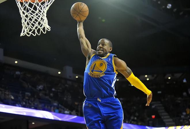 降薪签约成球队夺冠关键：十大球星以牺牲换团